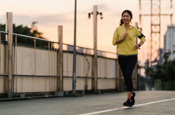 Seorang wanita sedang jogging
